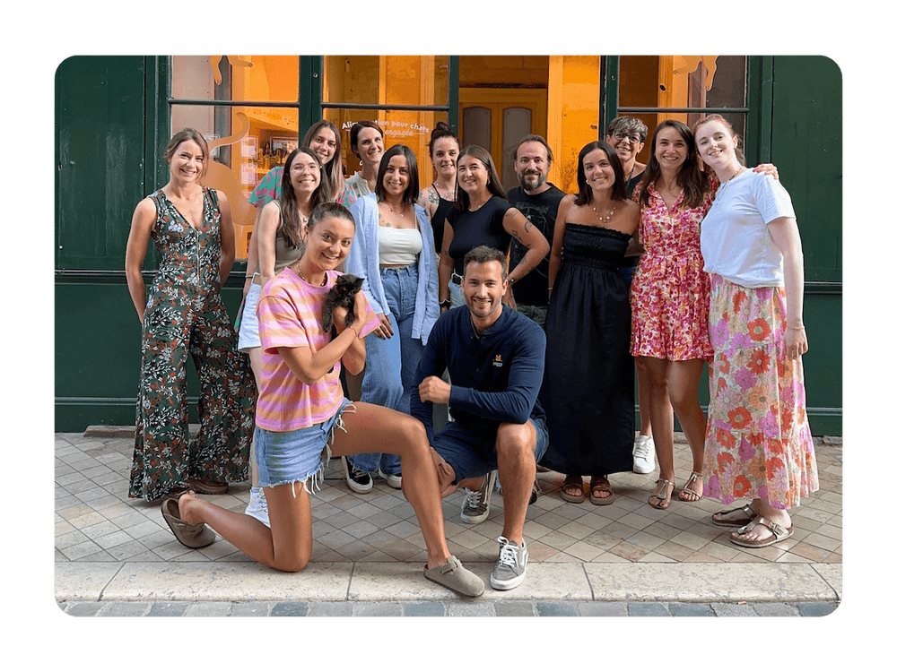 Équipe Ziggy devant la boutique Ziggy à Bordeaux