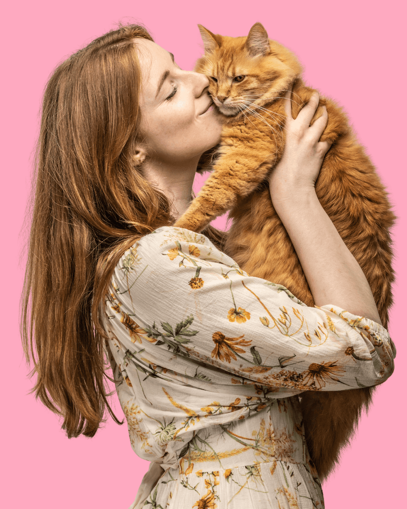 Margot, community manager chez Ziggy avec son chat roux, Rouquinou, dans les bras