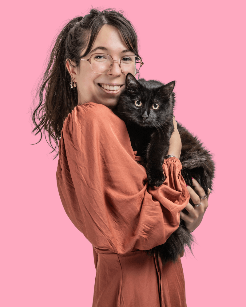 Marie-Eva avec Titan, graphiste chez Ziggy, l'alimentation pour chat française, saine, naturelle et sans céréales