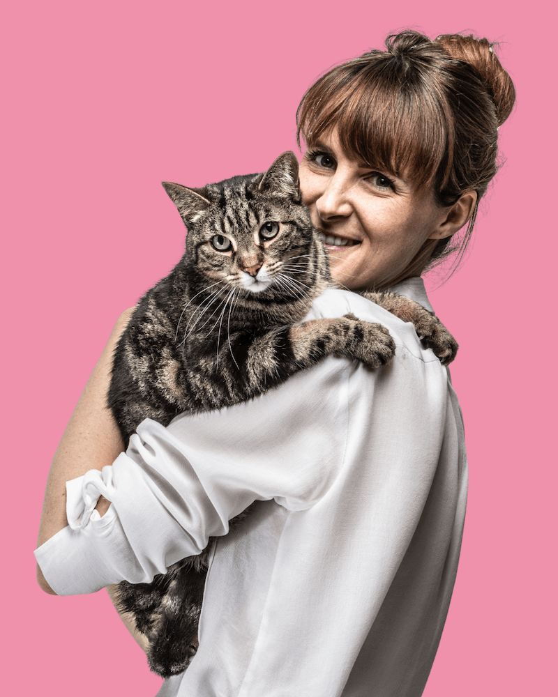 équipe Ziggy : Marine avec un chat adulte stérilisé dans ses bras