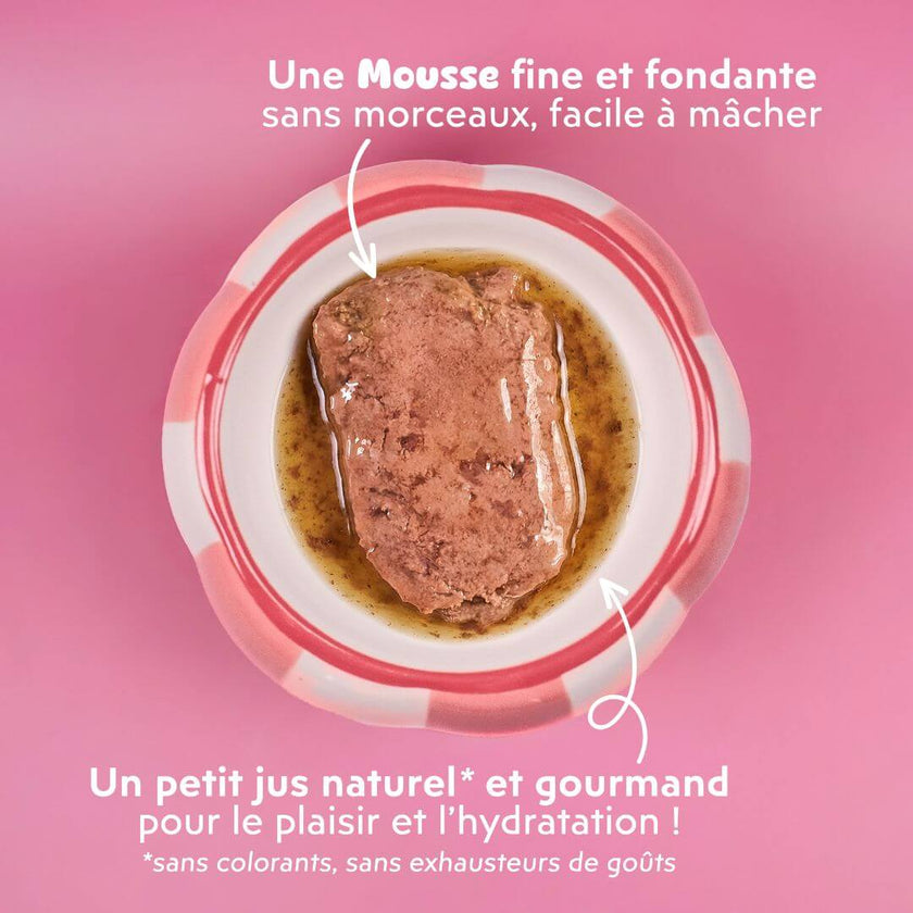 Texture fine et fondante de la mousse Ziggy pour chaton stérilisé au poulet, vue du dessus, avec son petit jus