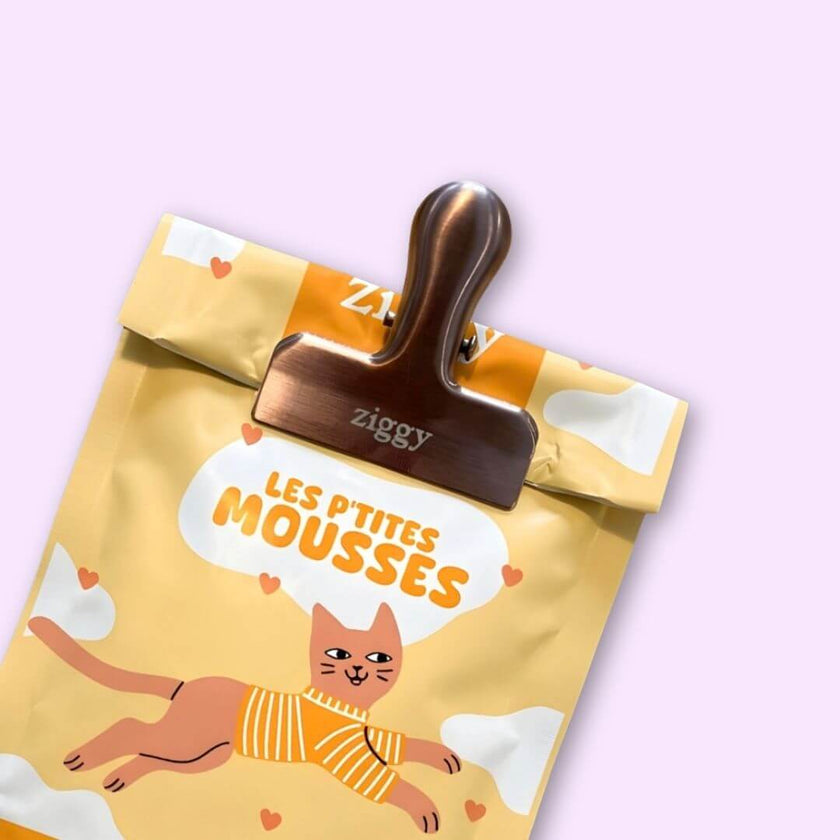 Sachet de mousse Ziggy au poulet refermé avec une pince de conservation