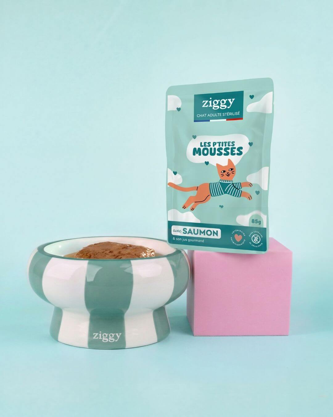 Mousse chat stérilisé sans céréales au saumon Ziggy : sachet de 85 g et gamelle de mousse sur fond bleu clair