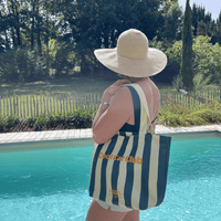Tote bag Ziggy, photo lifestyle en extérieur près d'une piscine