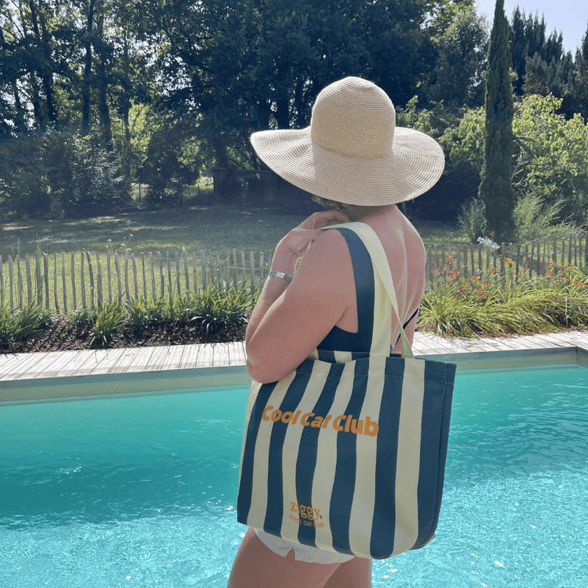 Tote bag Ziggy, photo lifestyle en extérieur près d'une piscine